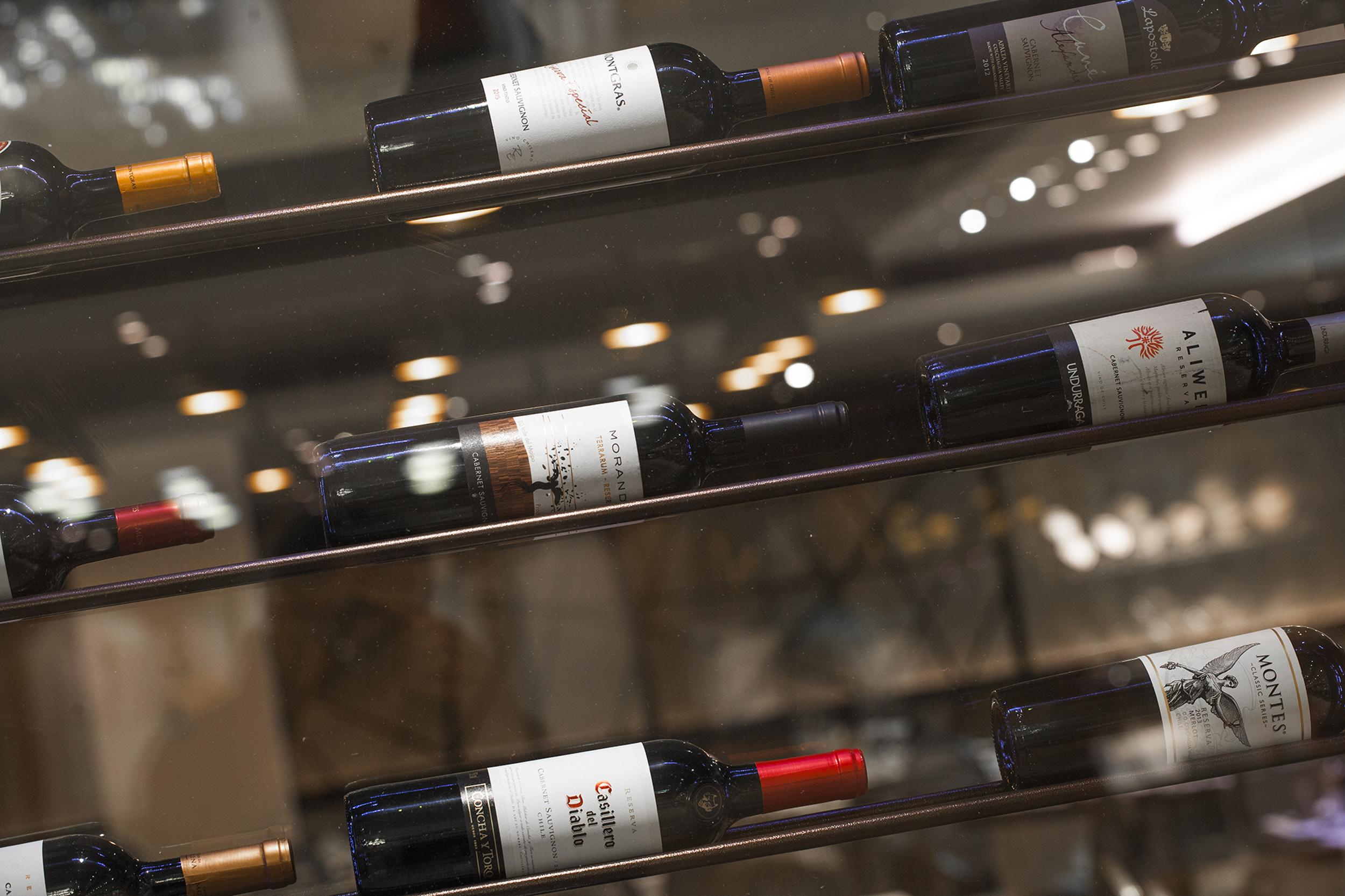 Hotel Regal Pacific Santiago Dış mekan fotoğraf Wine bottles