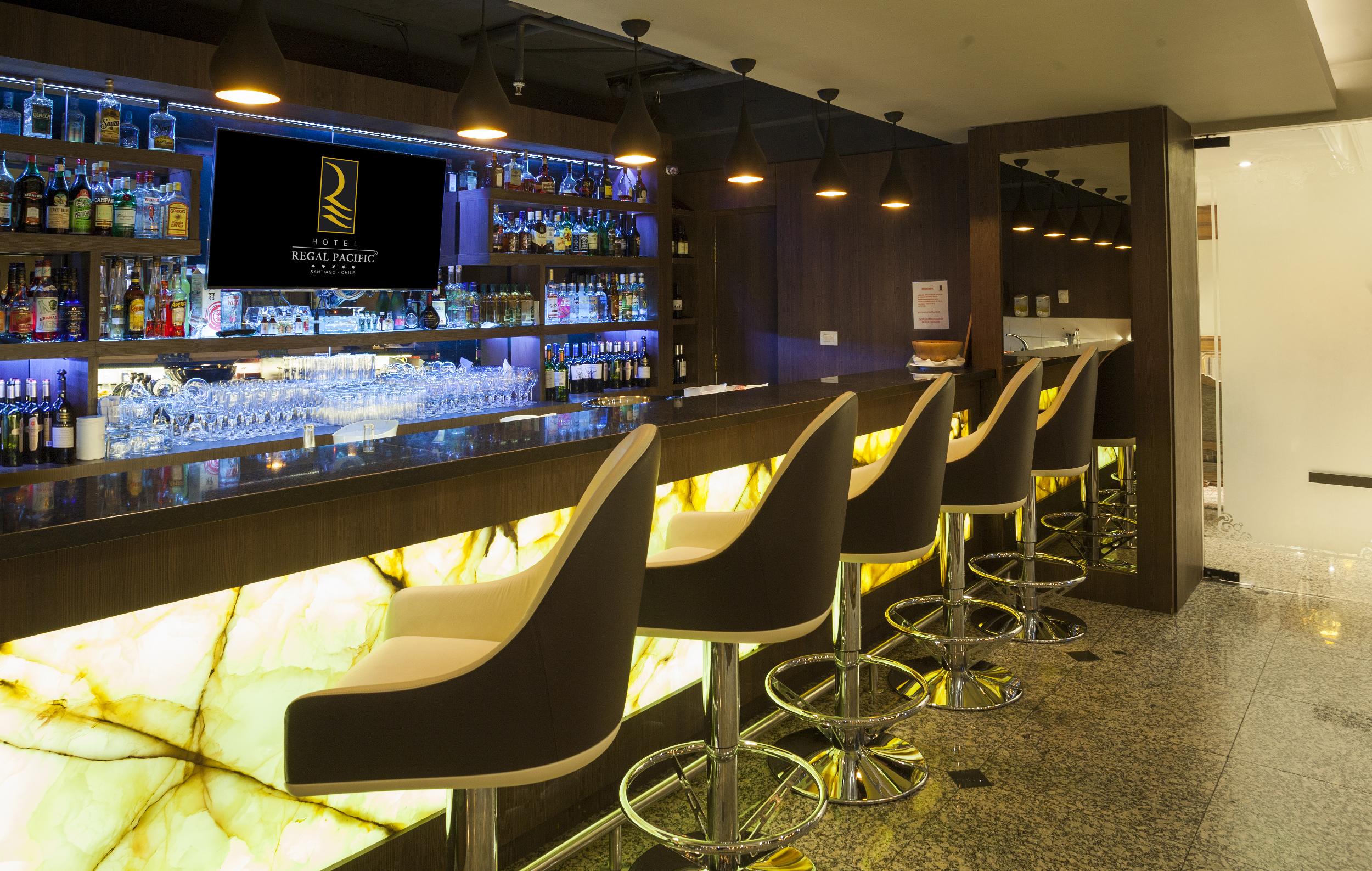 Hotel Regal Pacific Santiago Dış mekan fotoğraf The bar at the R Lounge