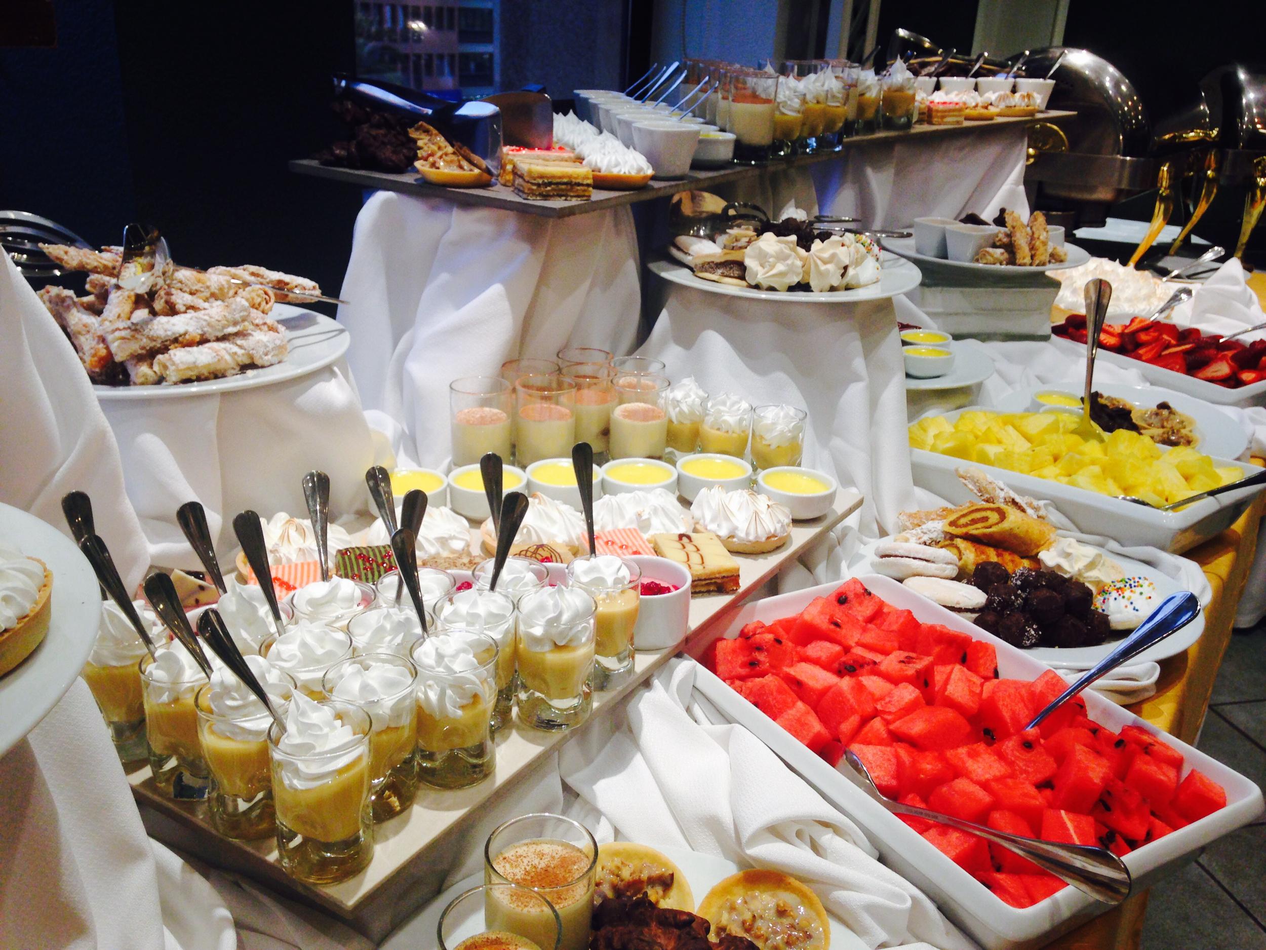 Hotel Regal Pacific Santiago Dış mekan fotoğraf A dessert buffet