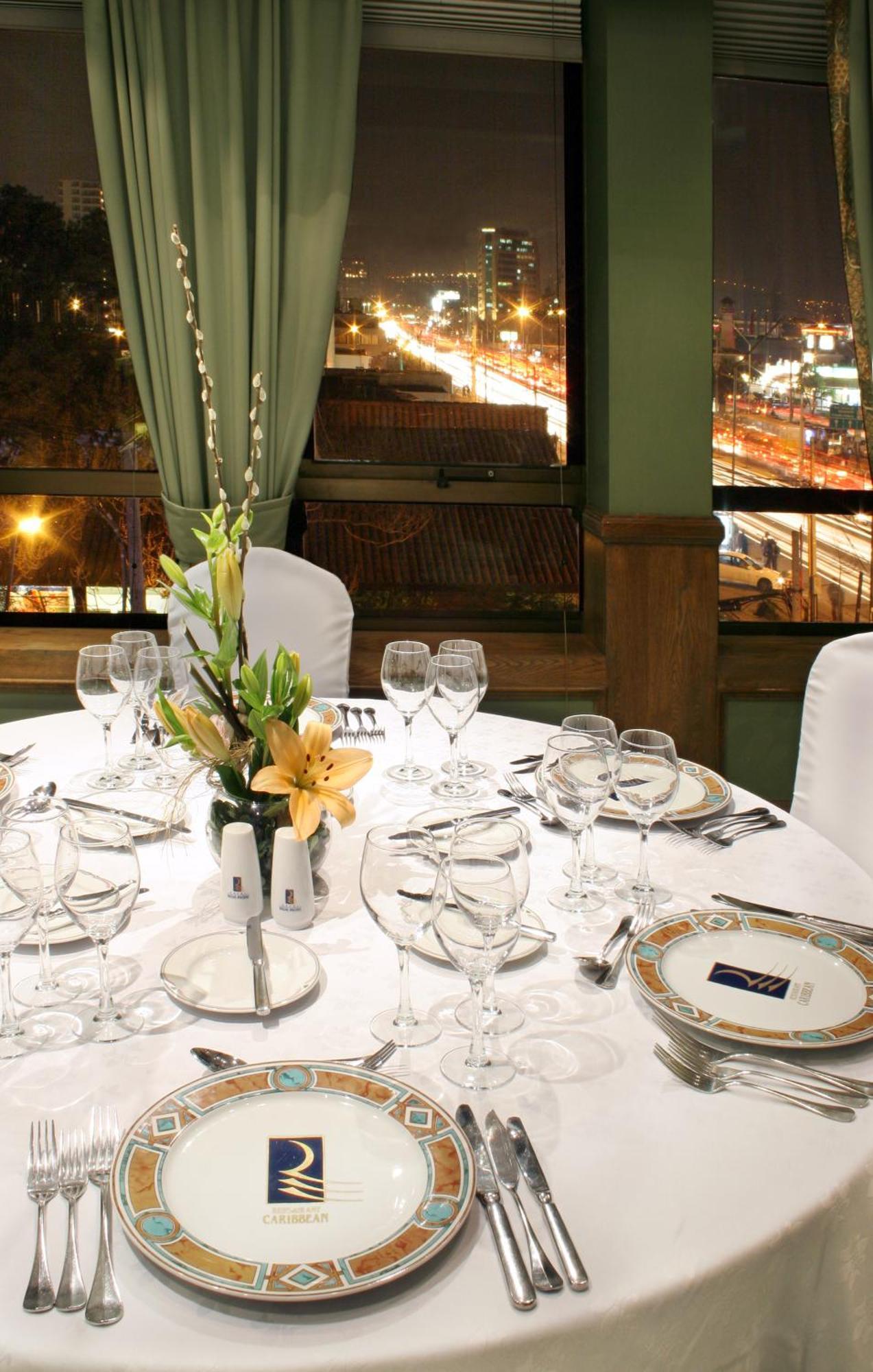 Hotel Regal Pacific Santiago Dış mekan fotoğraf A table set for dinner