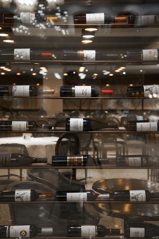 Hotel Regal Pacific Santiago Dış mekan fotoğraf Wine bottles at a restaurant