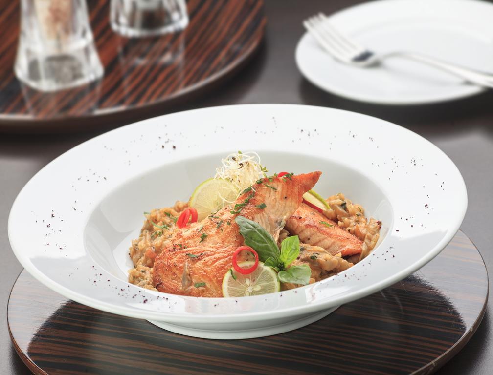 Hotel Regal Pacific Santiago Dış mekan fotoğraf A plate of salmon and rice