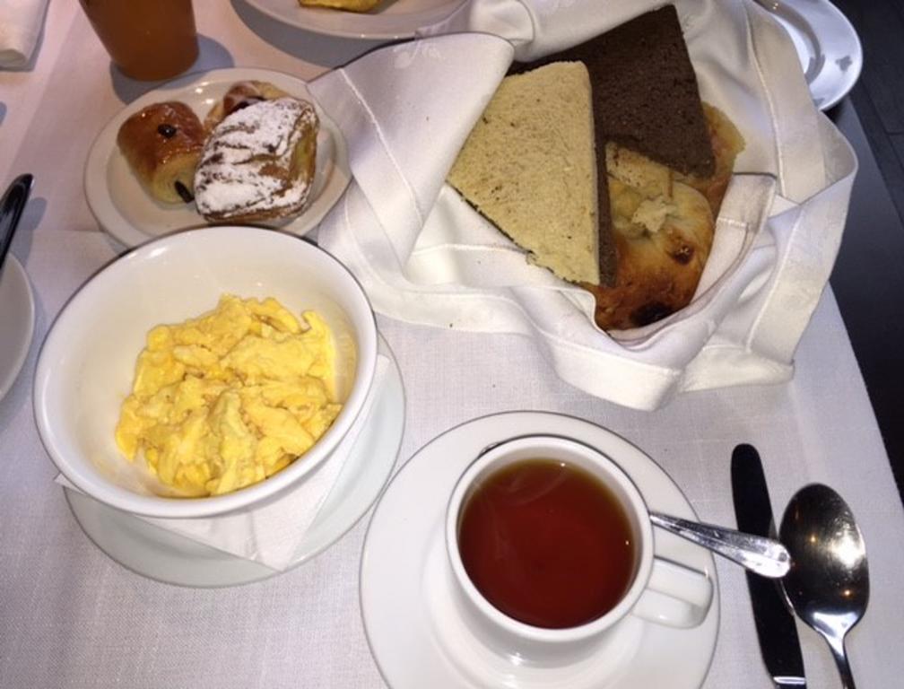 Hotel Regal Pacific Santiago Dış mekan fotoğraf A typical breakfast at the restaurant