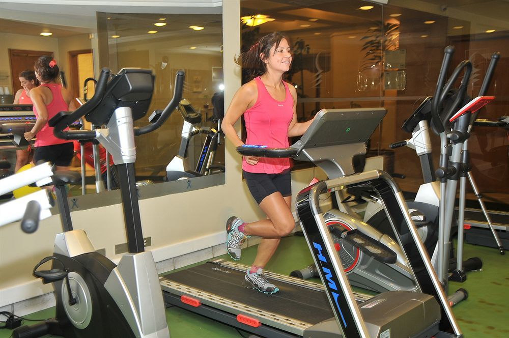 Hotel Regal Pacific Santiago Dış mekan fotoğraf A woman on a treadmill